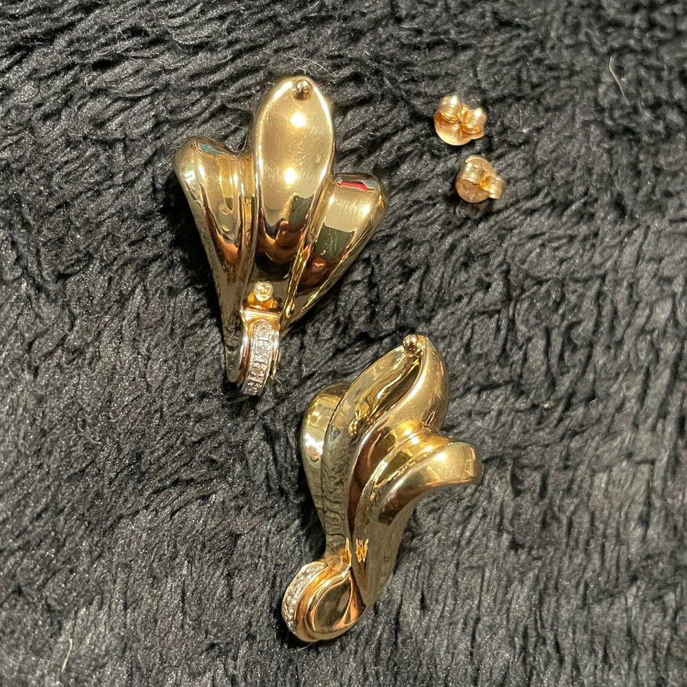Earrings 10kt Italian
Large Vintage 10kt Gold Earrings set with Genuine Diamonds